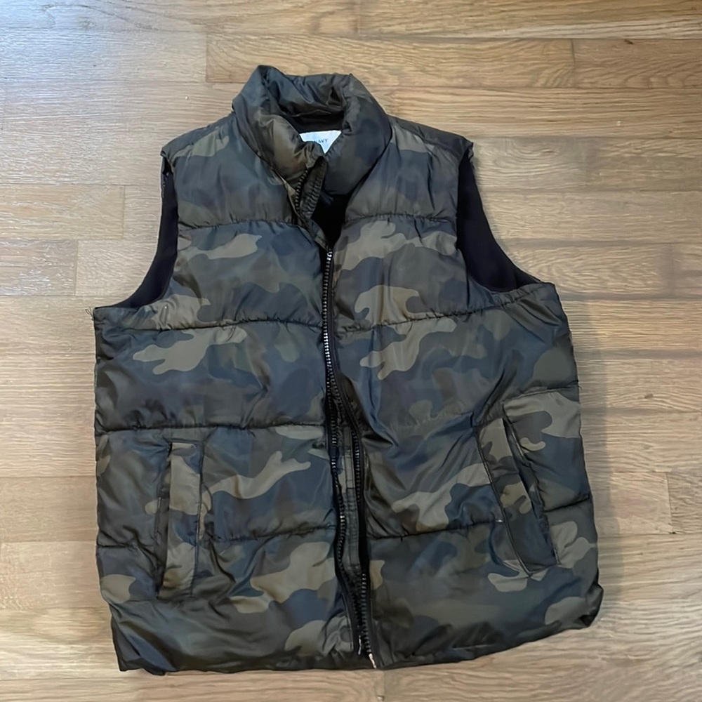 Old Navy boys size 8 medium camo vast.